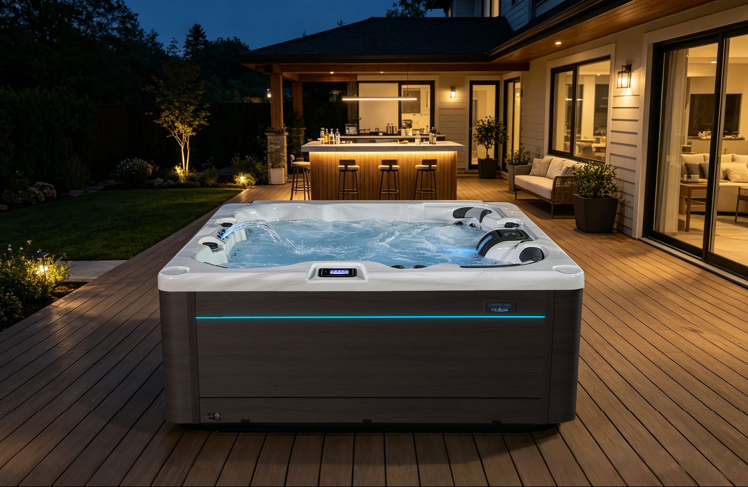 Harmonic hot tub in de avond op een overdekt terras, sfeerbeeld bij de dealerzoeker van AquaVuro