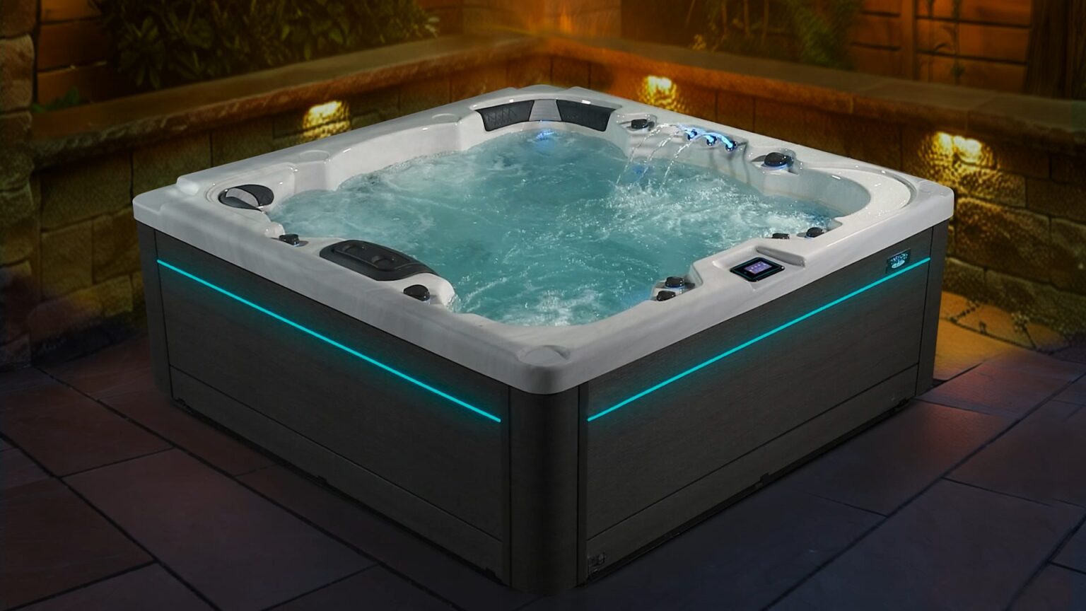 Vierkante jacuzzi met turquoise verlichte zijkant en bruisend water op een terras bij avond, de Harmonic H288B