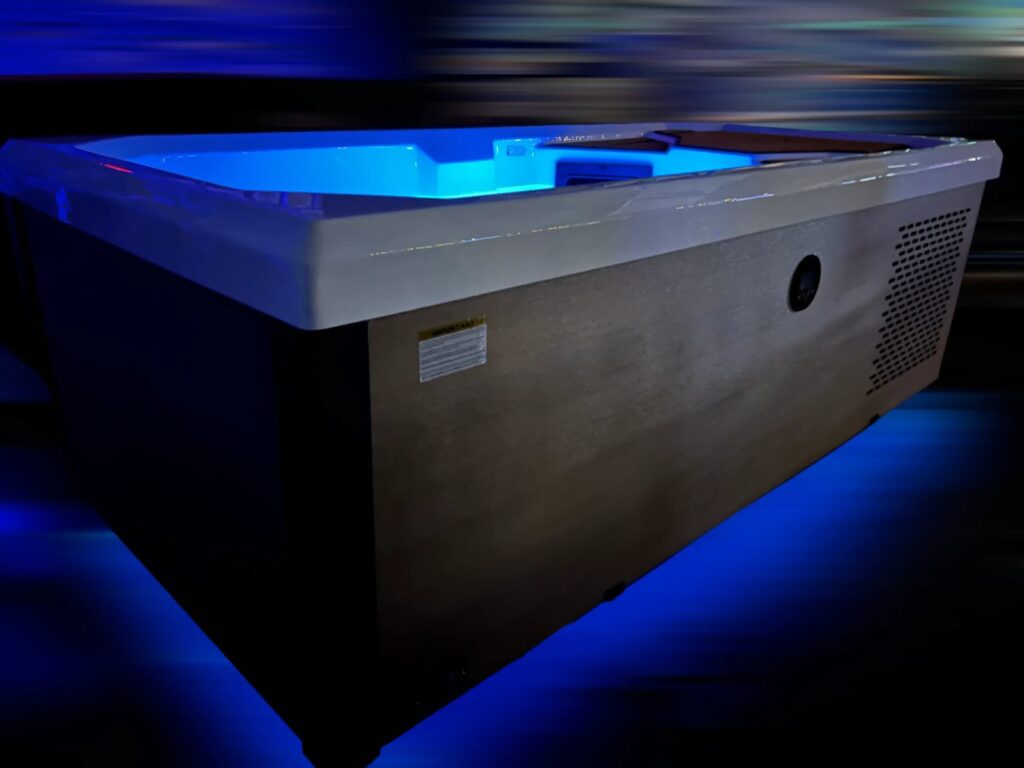 Rechthoekig koudetherapiebad van Icelandic Wellness met blauw verlicht water en blauwe verlichting eronder