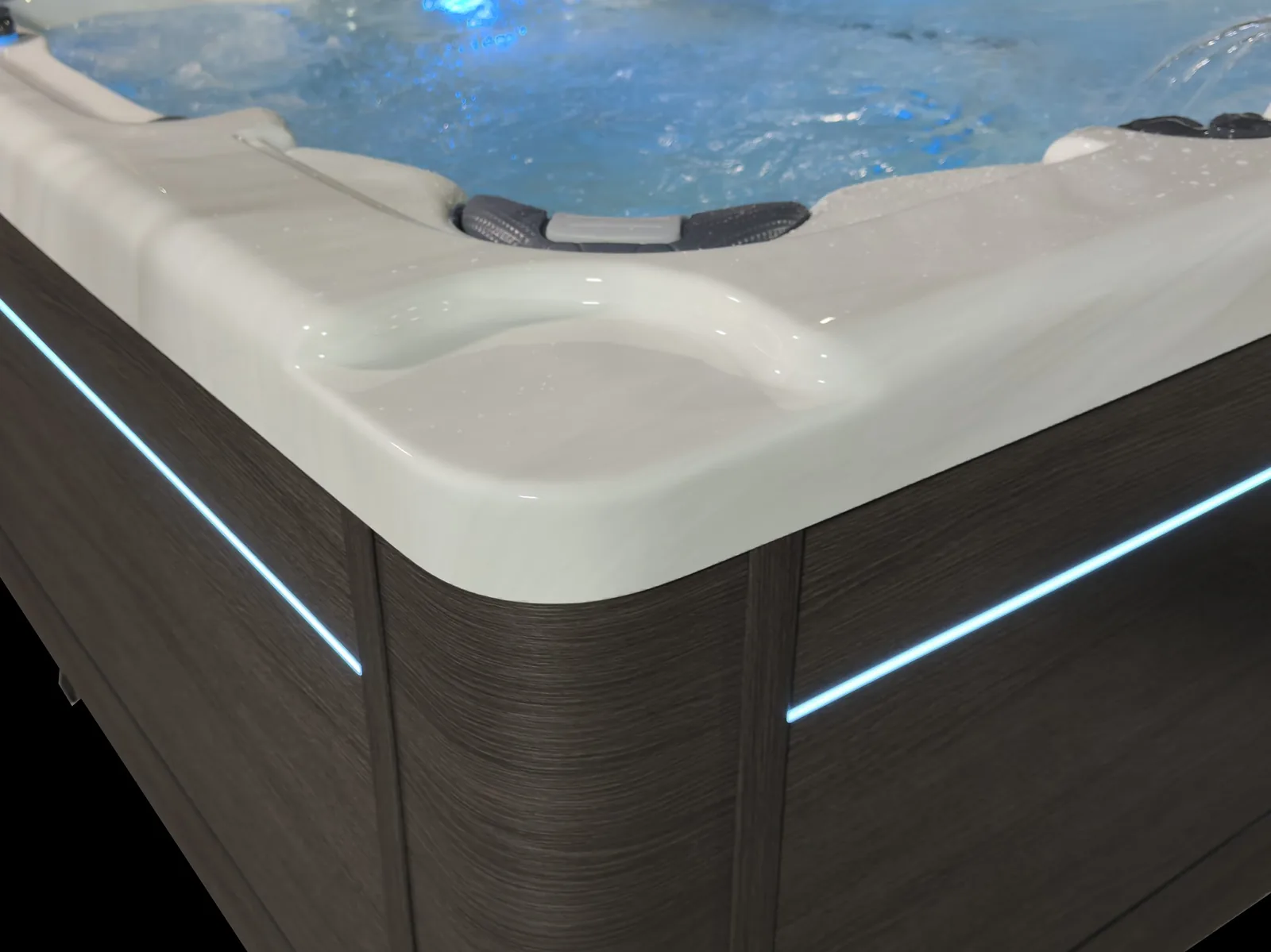 Kast van een Harmonic jacuzzi in HDPE met LED-strip, voorbeeld van de constructie onder een acryl massagebad