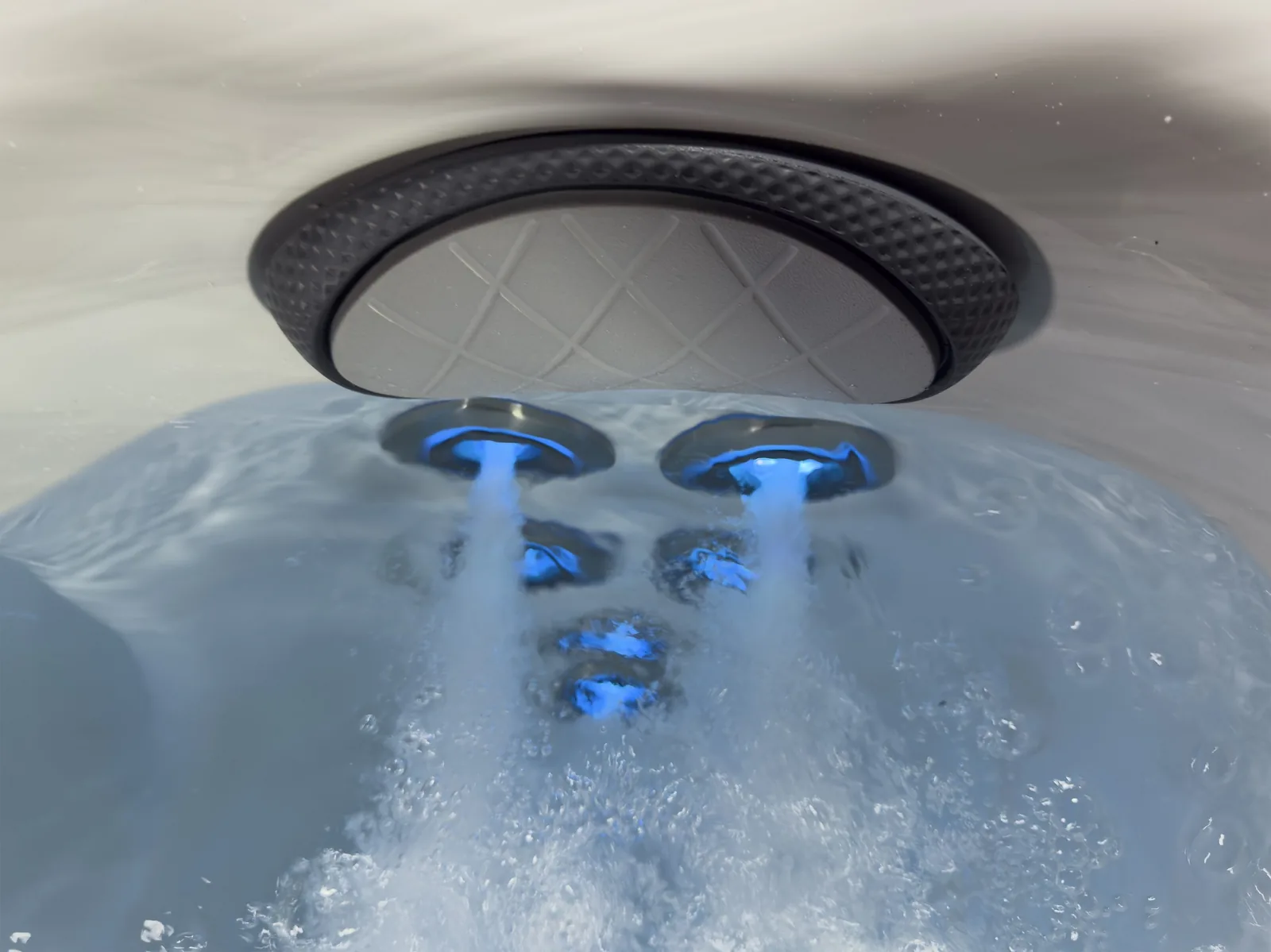 Verlichte jets onder de hoofdsteun in de kuip van een jacuzzi, voorbeeld van de onderdelen die AquaVuro op voorraad houdt