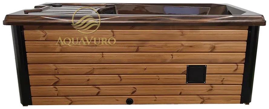 Mojodas Arctic, een liggend ijsbad met bruine houten bekleding en een donkere rand