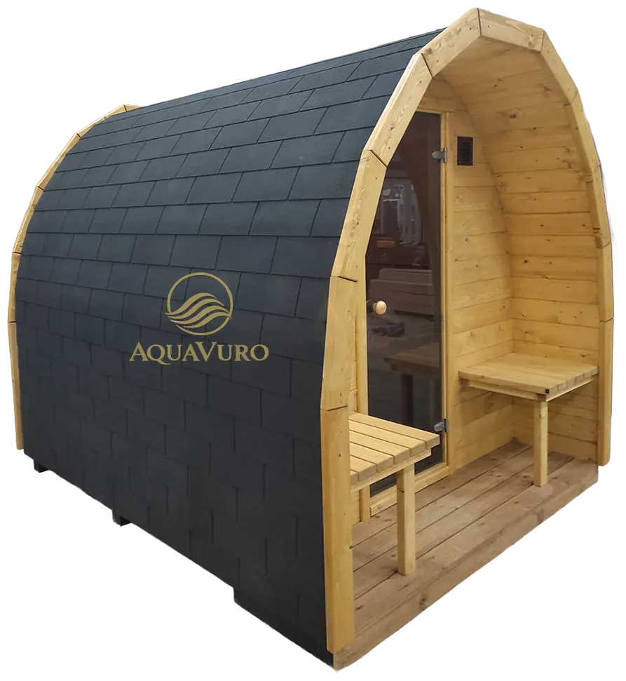 Mojodas Igloo, een gebogen buitensauna met zwarte dakshingles en een voorgevel van licht hout met een glazen deur en een bankje op het voordek