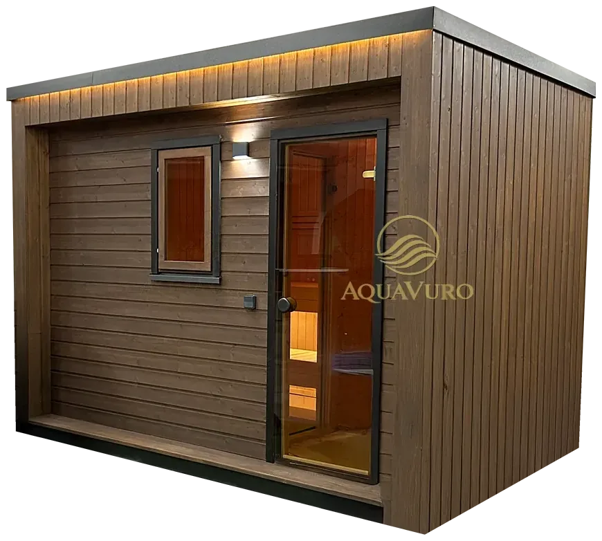 Sauna kopen: de Mojodas Woodland, een rechthoekige buitensauna met bruine houten gevelbekleding, een plat dak met ledverlichting langs de rand, een glazen deur met getint glas en een raam