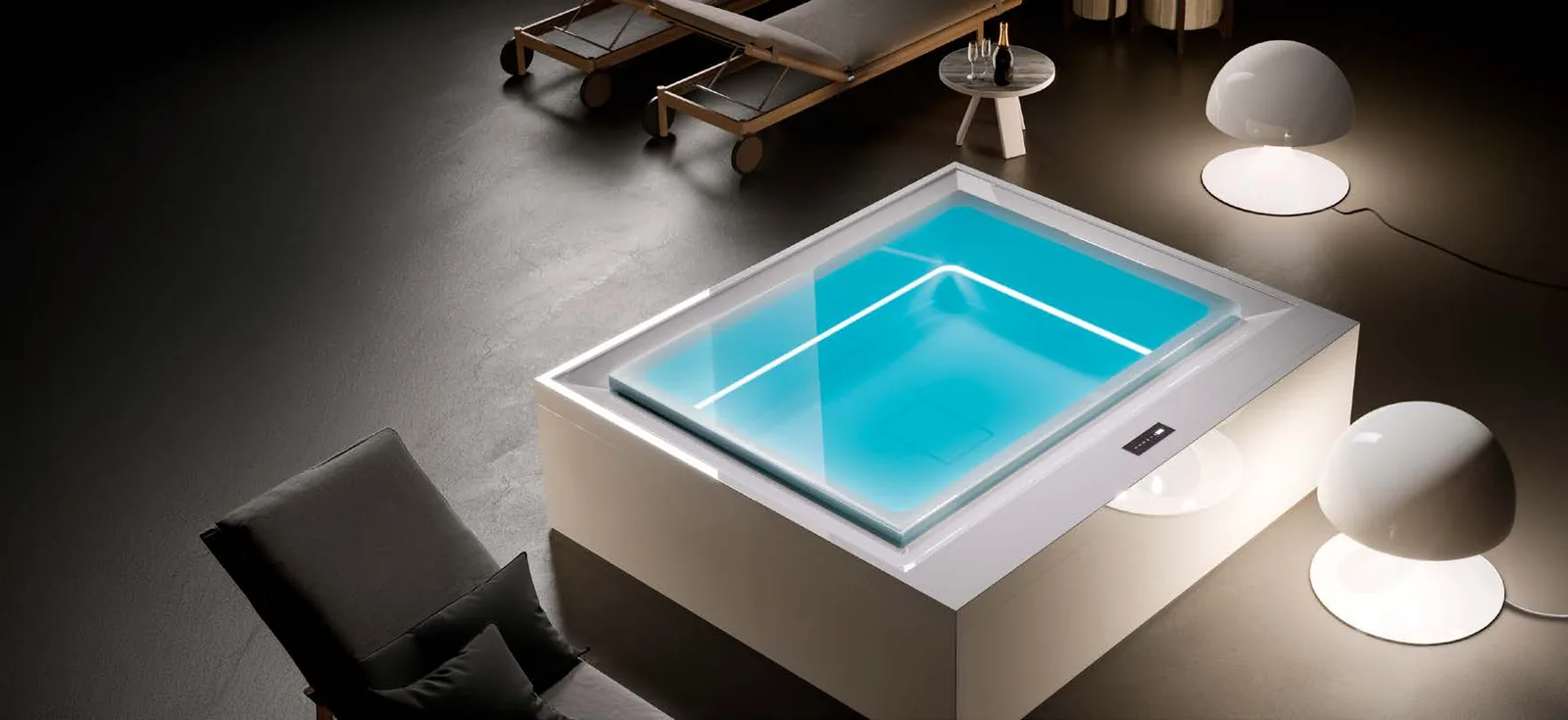 Gruppo Treesse Fusion Active 230, een vierkante witte spa met verlichte kuip in een donkere ruimte met ligstoelen en bollampen