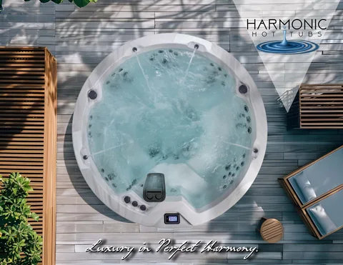 Omslag van de brochure 2026 van Harmonic Hot Tubs